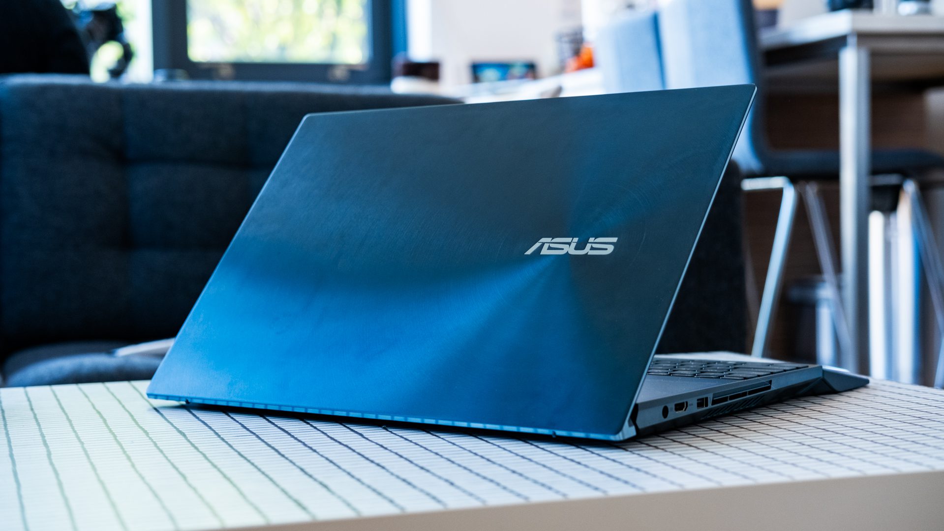 Asus-Zenbook-Pro-Duo-lid-profile.jpg (1919×1080)